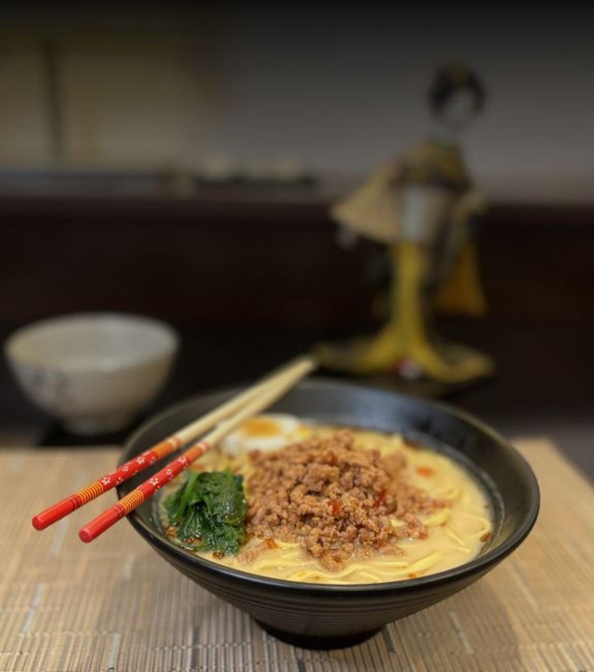 Un plato de ramen del restaurante oshiro de Sevilla.