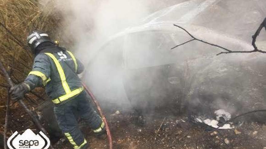 Un bombero del SEPA sofoca el incendio.