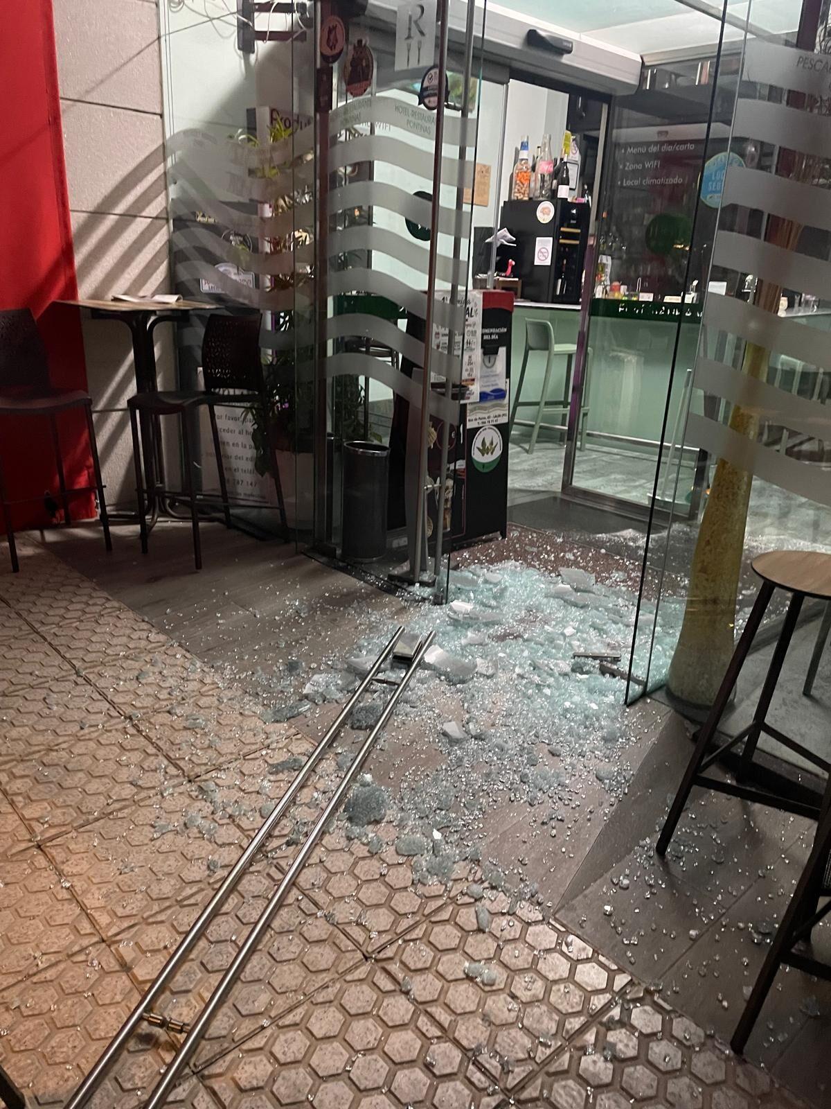 Destrozos en el local para llevarse la tragaperras.