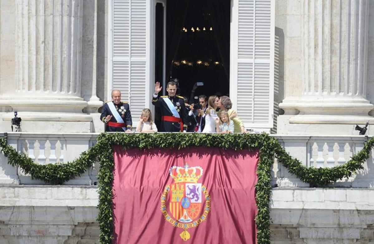 La família reial al complet, Felip i Letizia, Elionor i Sofia, i Joan Carles i Sofia surten junts al balcó del Palau Reial.