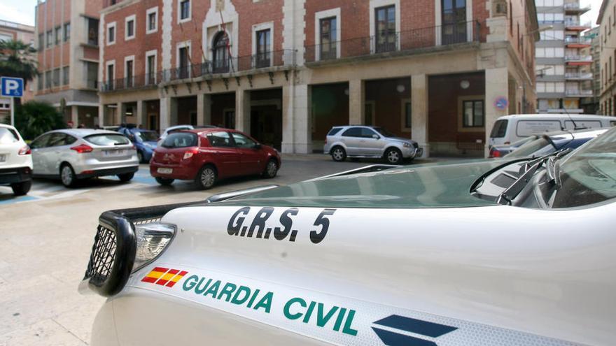 Un vehicle da la Guàrdia Civil, avui davant l&#039;ajuntament de Tortosa