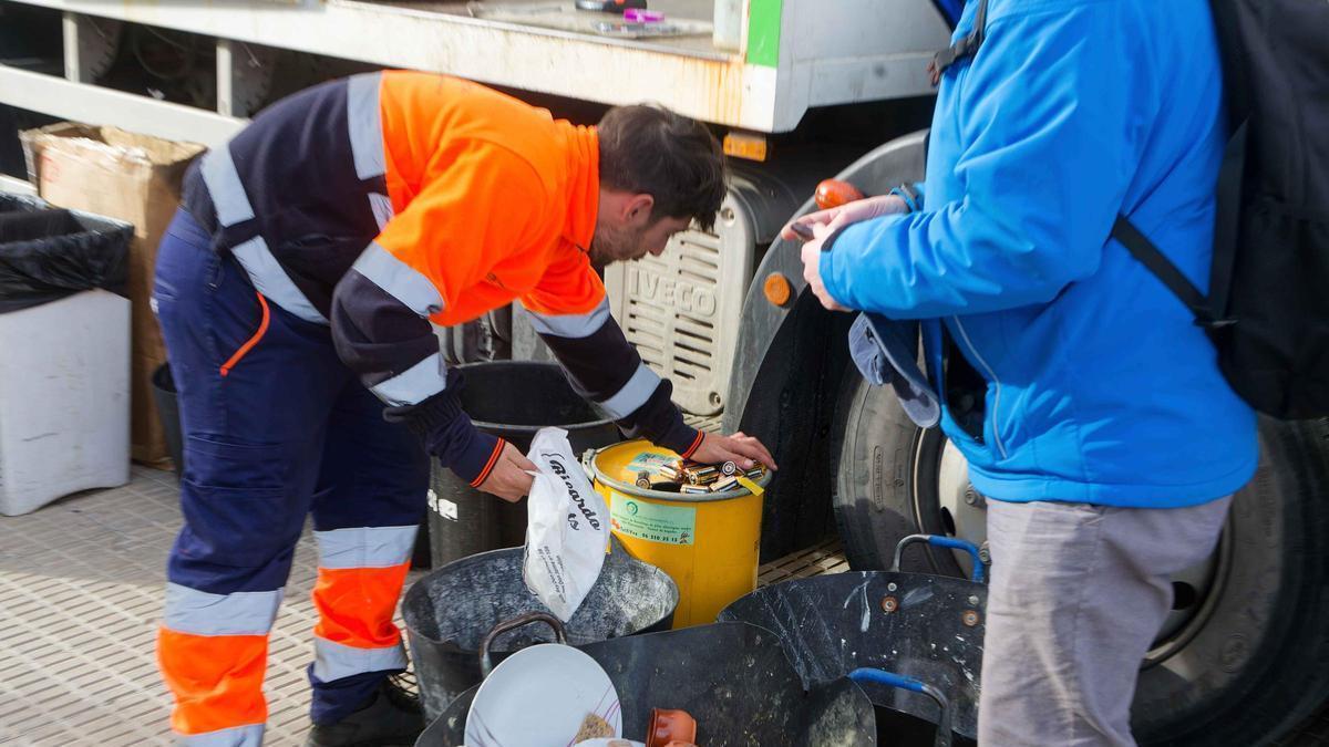 Imagen de archivo de un operario junto a los residuos depositados en el ecoparque móvil del Primer Molí.