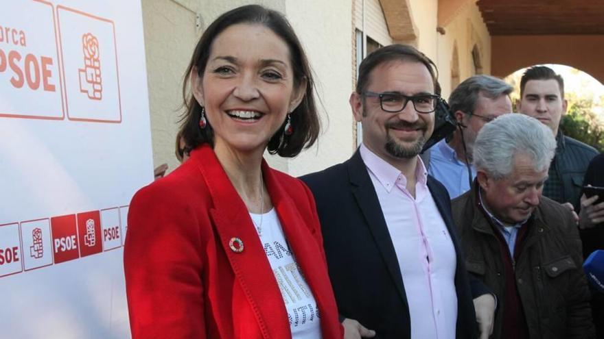 La ministra de Industria, Turismo y Comercio, Reyes Maroto, junto al candidato del PSOE lorquino a la Alcaldía, Diego José Mateos.