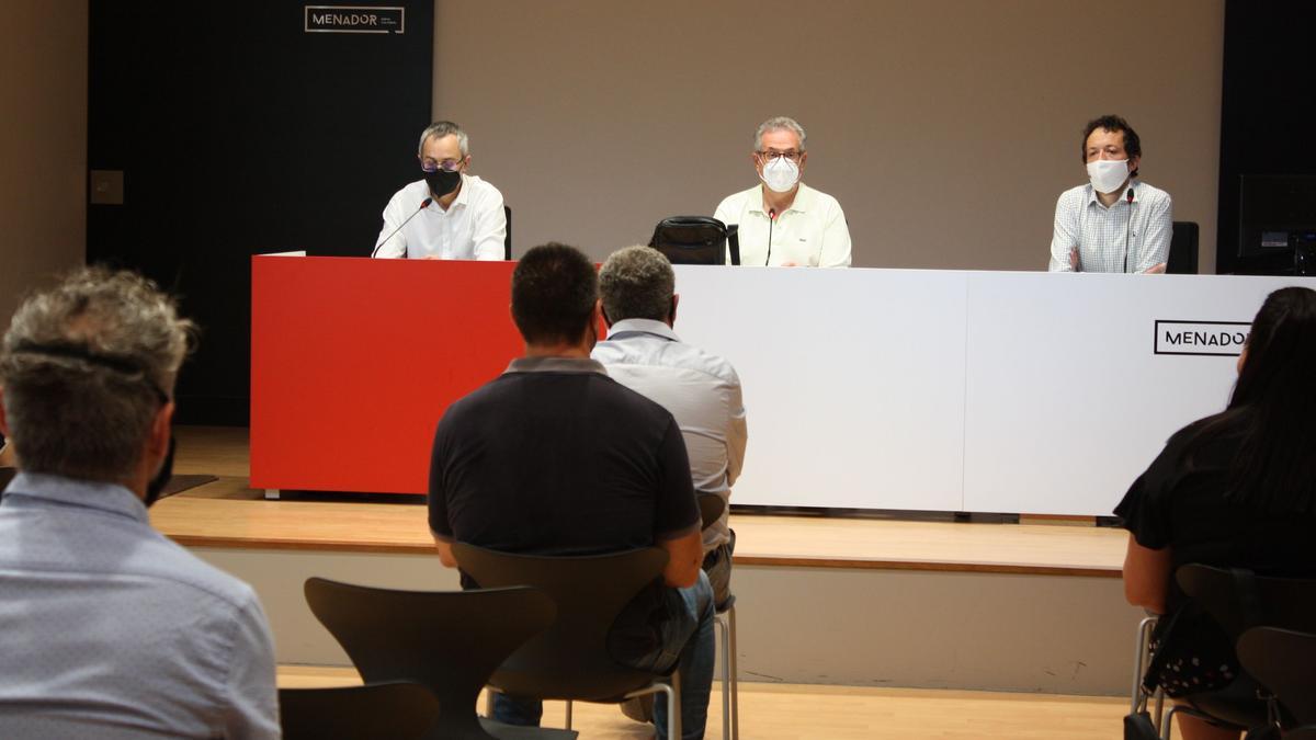 El edil Mezquita junto a los directores de los conservatorio.