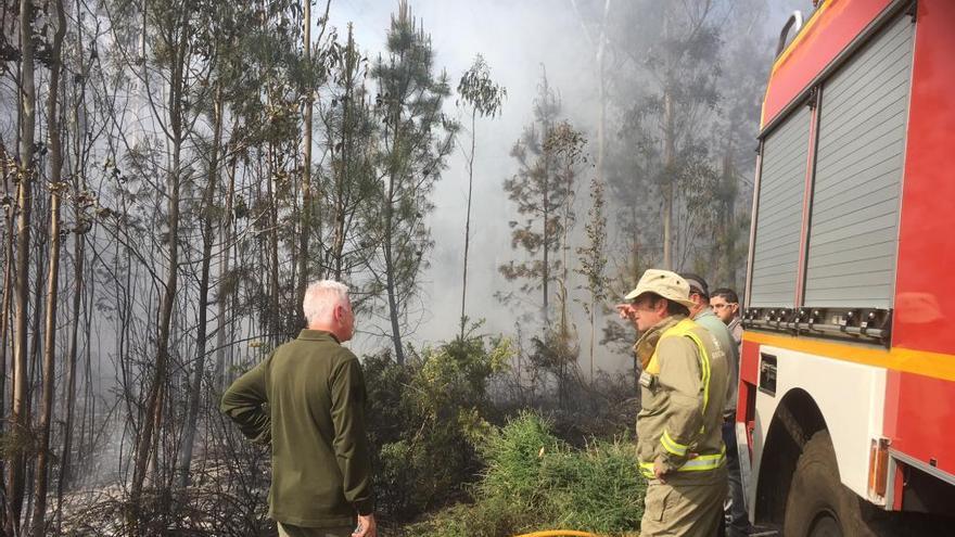 Incendio declarado en un monte de Pedrapartida, en Coirós