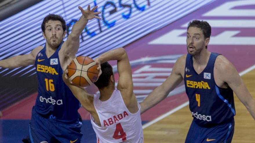 Vives y Gasol frente a un jugador tunecino.