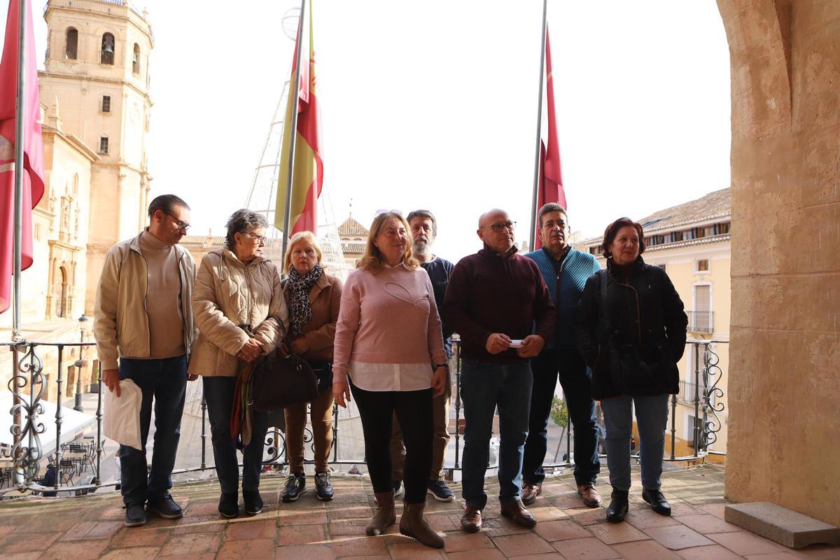 Parte de los afectados tras su comparecencia en el Ayuntamiento.