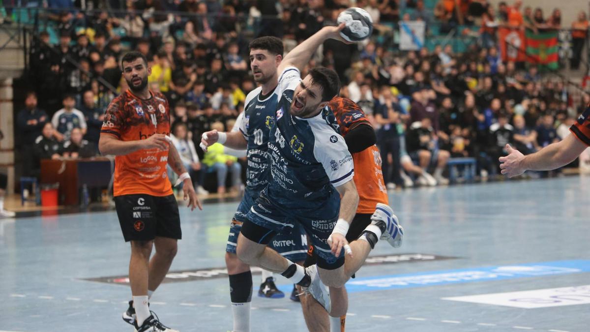 Santi López en una acción del encuentro entre el Frigoríficos y el Torrelavega.