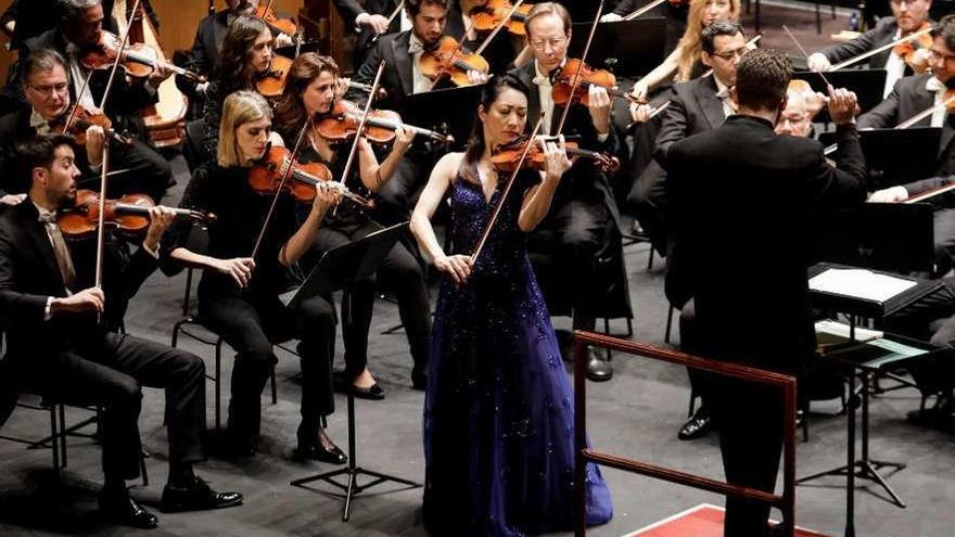 Akiko Suwanai, al violín durante el concierto de la OSPA.