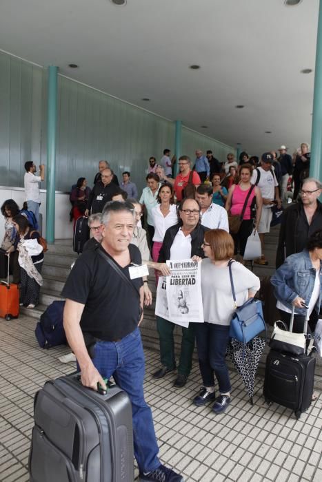 Llegada del "tren negro" a la estación de Gijón.