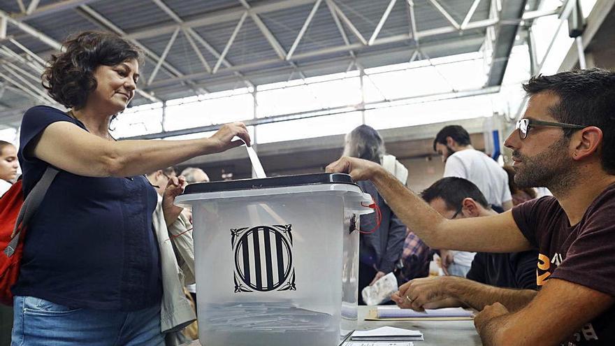 Una dona vota durant l&#039;1-O al pavelló de Santa Eugènia.