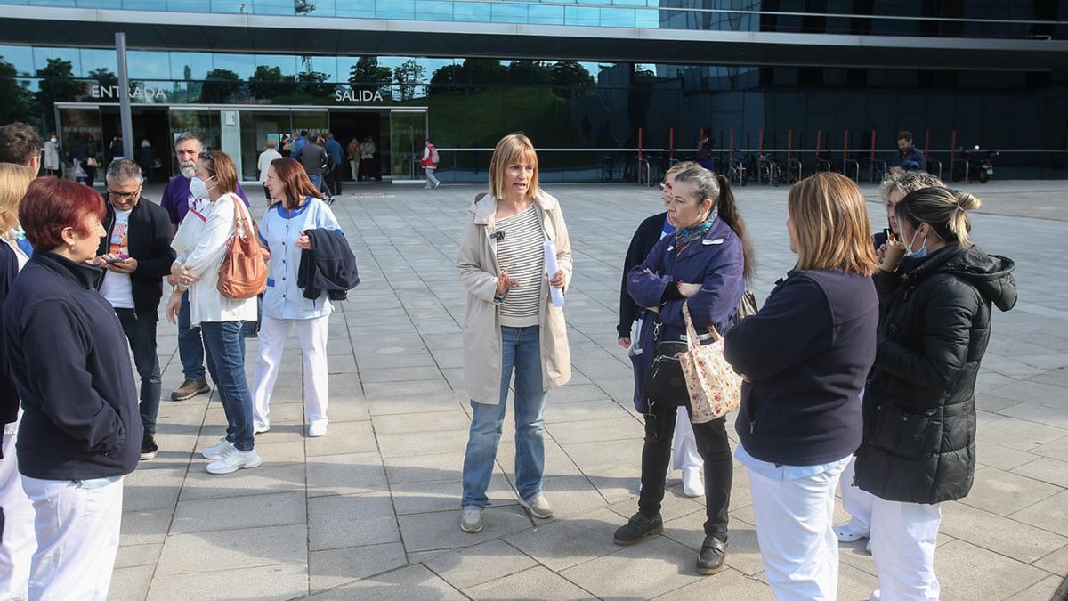 Covadonga Tomé dialoga con trabajadoras del HUCA ante la entrada del centro hospitalario.