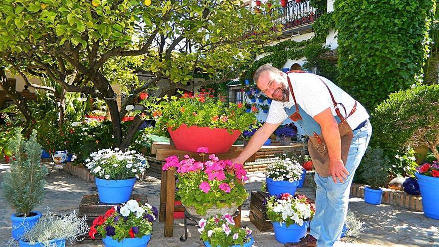 33 Anselmo Córdoba muestra las flores de su patio en Rute, primer premio.