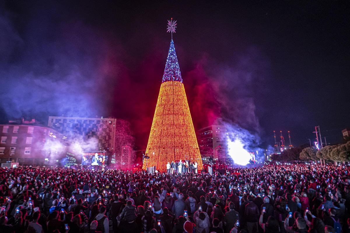 El superárbol de Navidad de Badalona. Badalona ha encendido ya las más de 82.000 luces píxel que componen su tan mediático ‘superárbol’ de Navidad.