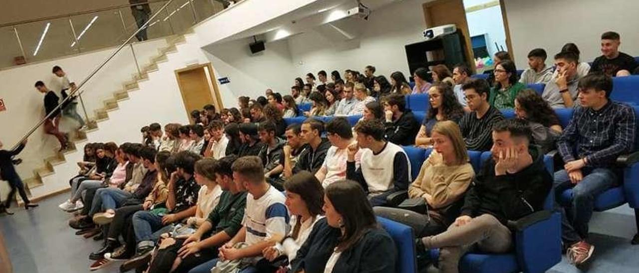 Jóvenes en una reunión para abordar con el gobierno la problemática del botellón en Ponteareas.  // D.P.