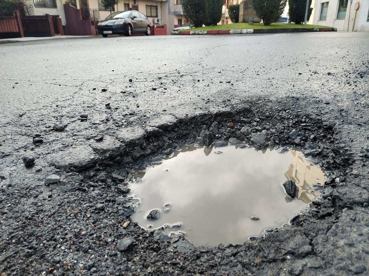 Uno de los baches que se acumulan en Plasencia, a la espera del plan de asfaltado.