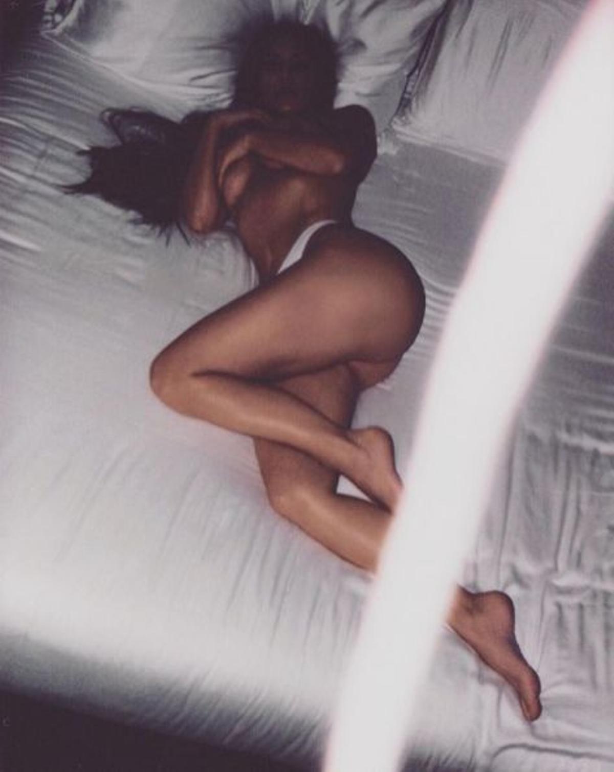 Kim Kardashian desnuda en la cama