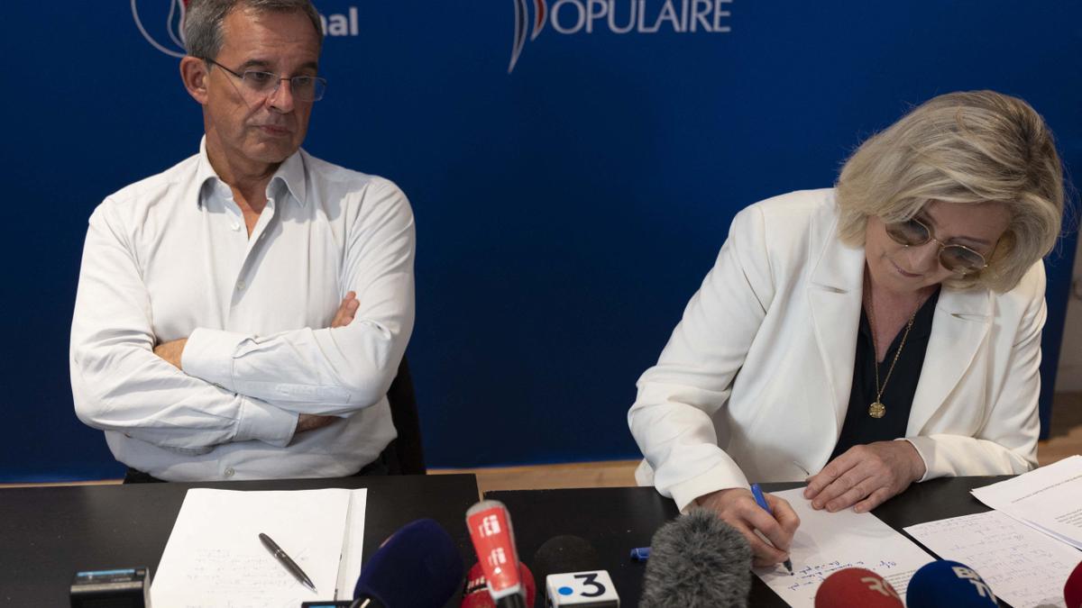 El candidato de Reagrupación Nacional en la región de Provence-Alpes-Côte d'Azur (PACA), Thierry Mariani, con la líder del partido, Marine Le Pen, en un acto de campaña.