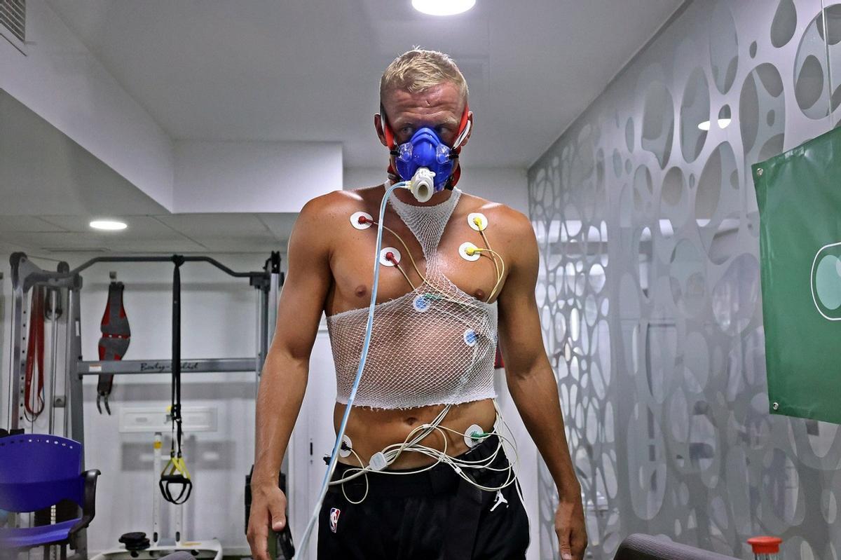 El delantero ruso Oboskiy durante una de las pruebas del reconocimiento médico.