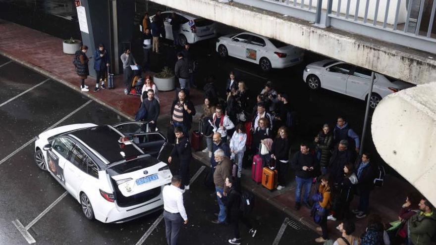 El temporal paraliza el aeropuerto de Manises y cancela 28 vuelos 