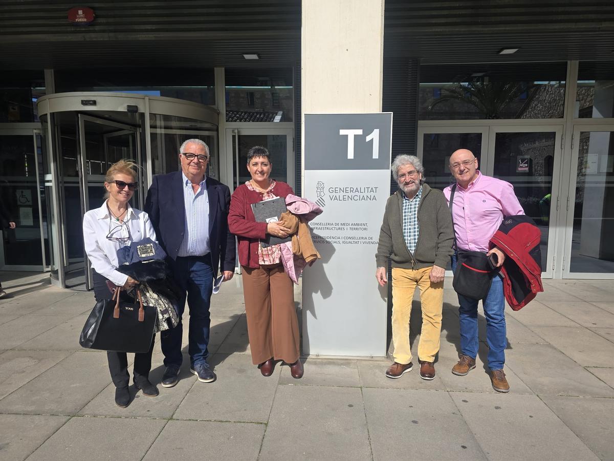 Albert y vecinos de la plataforma Morro de Gos en la sede donde tuvo lugar la reunión.