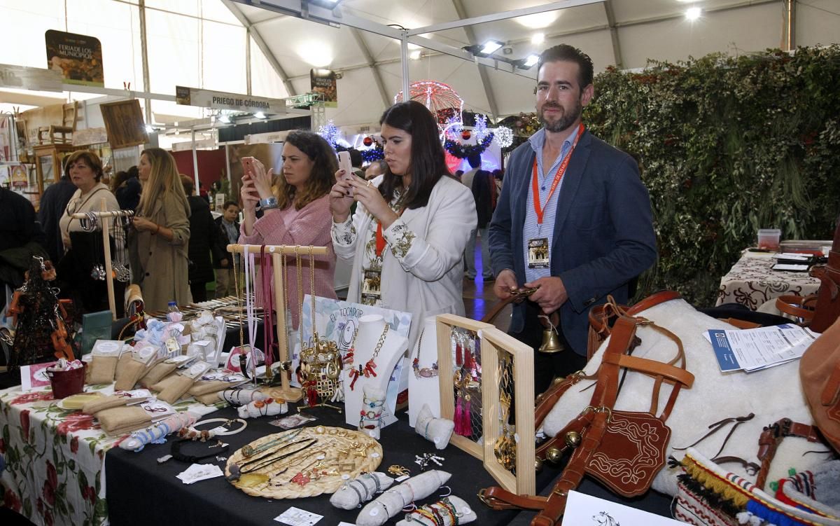 La presidenta de la Junta visita la Feria de los Municipios