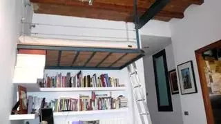 El no va más en Barcelona: se alquila un piso con una escalera de aluminio para acceder a la cama