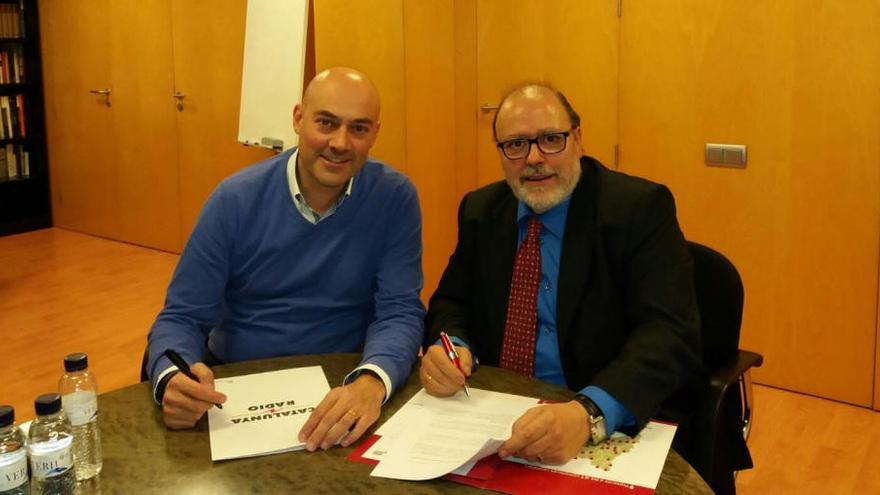 Saül Gordillo i Francesc Fàbregas signant l&#039;acord.