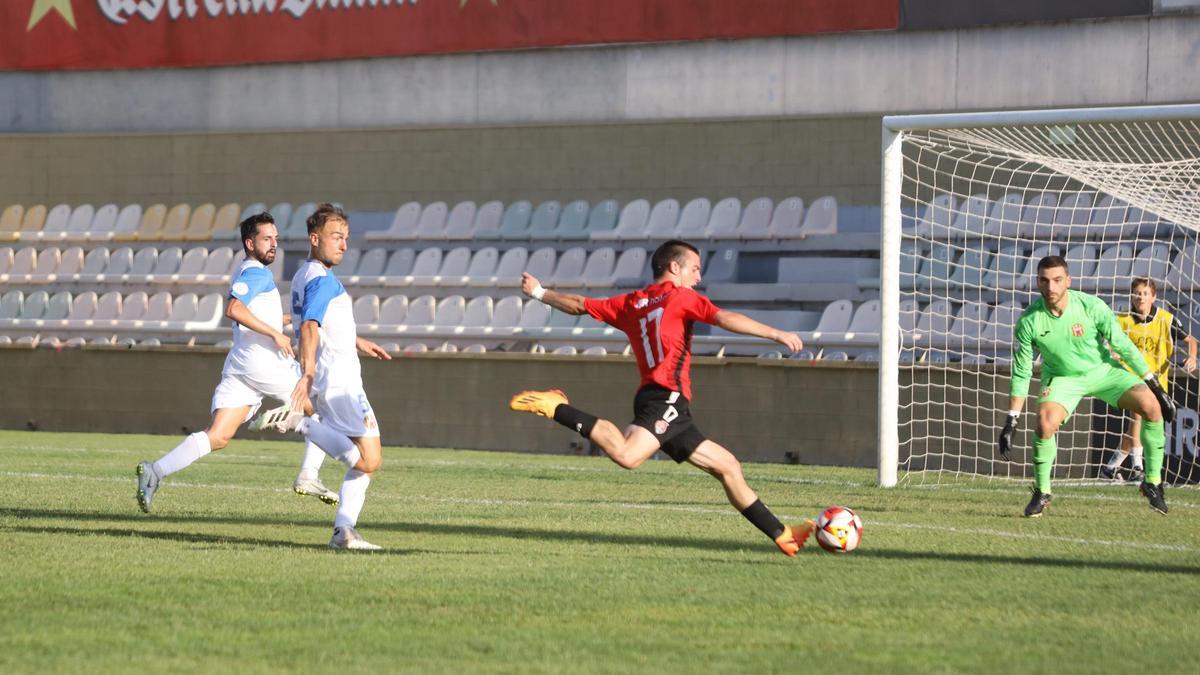Balaguer i Grifell miren com Aitor Serrano supera Nacho Ferreti diumenge a Reus.
