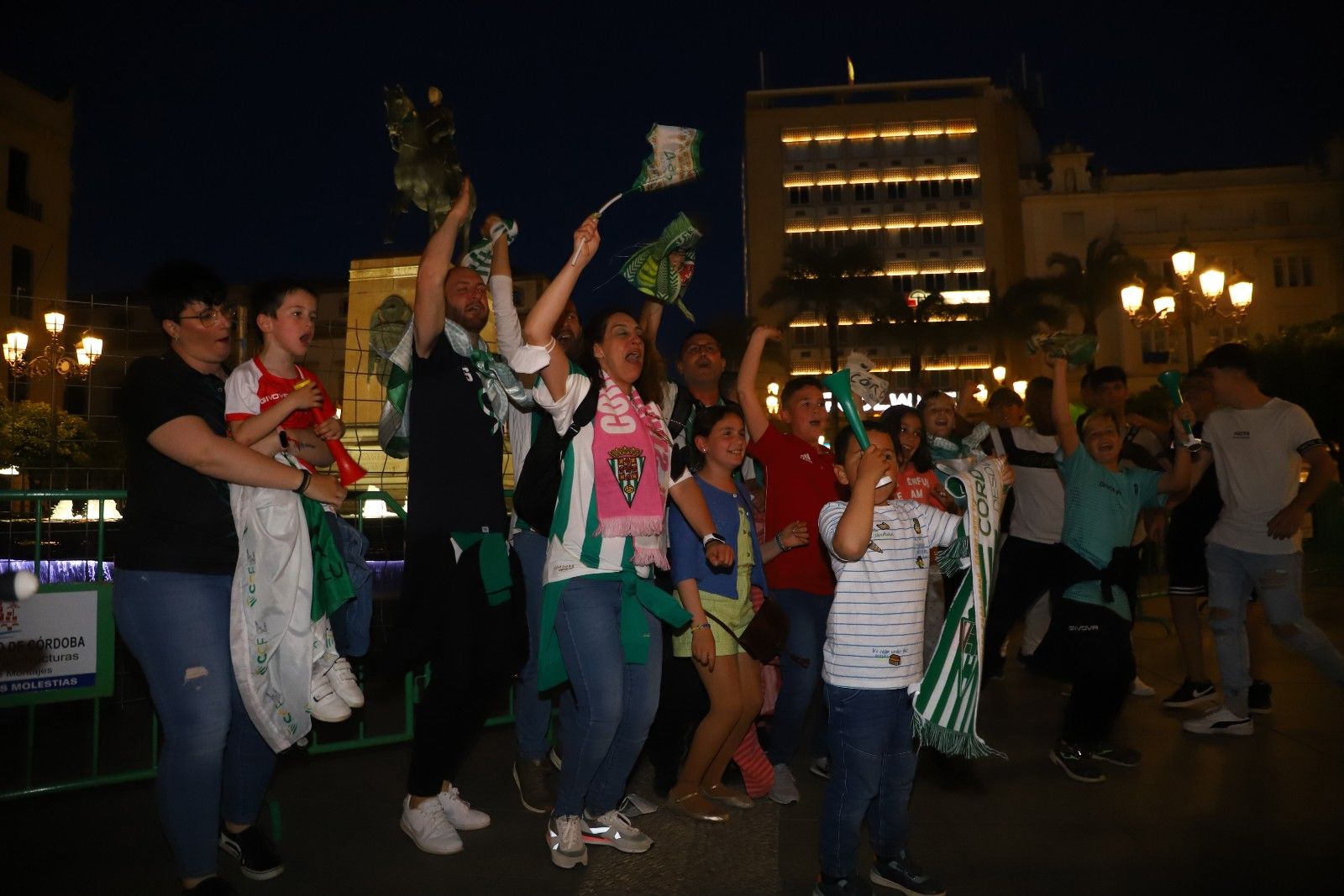 Los aficionados cordobesistas celebran el ascenso en Las Tendillas