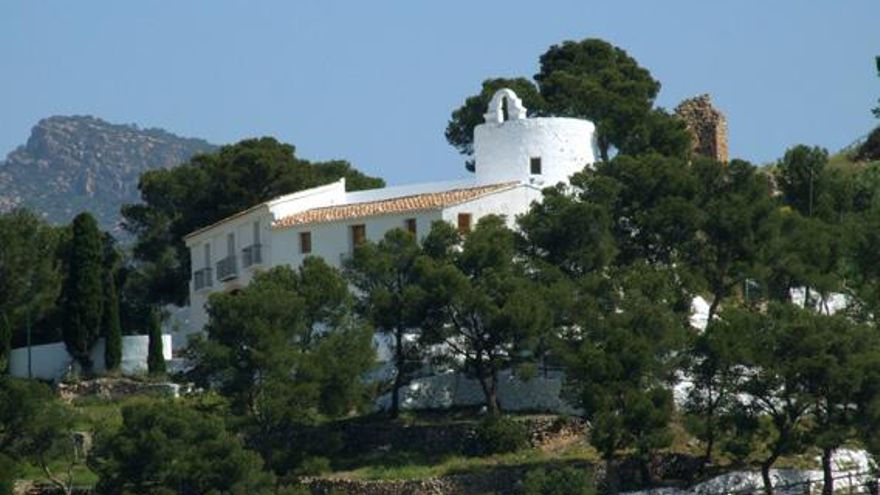 This is the municipal natural park of La Magdalena in which there are some nearby picnic areas.