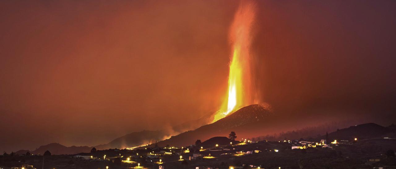 Imagen del volcán de Cumbre Vieja desde el barrio palmero de Jedey, ayer, tras su reactivación.