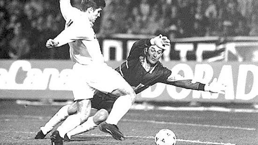 Gudelj marca uno de los goles en la semifinal de 1994 en Tenerife. // FDV