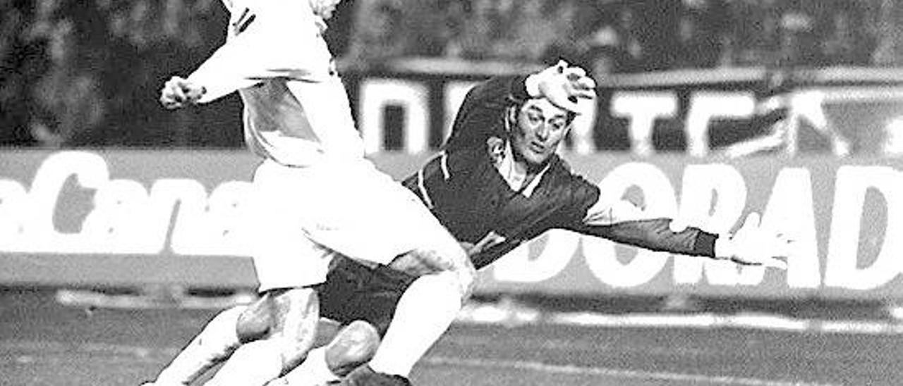 Gudelj marca uno de los goles en la semifinal de 1994 en Tenerife. // FDV