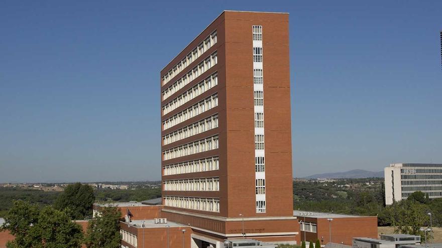 Muere una estudiante de la Complutense al lanzarse desde el edificio de Geografía e Historia