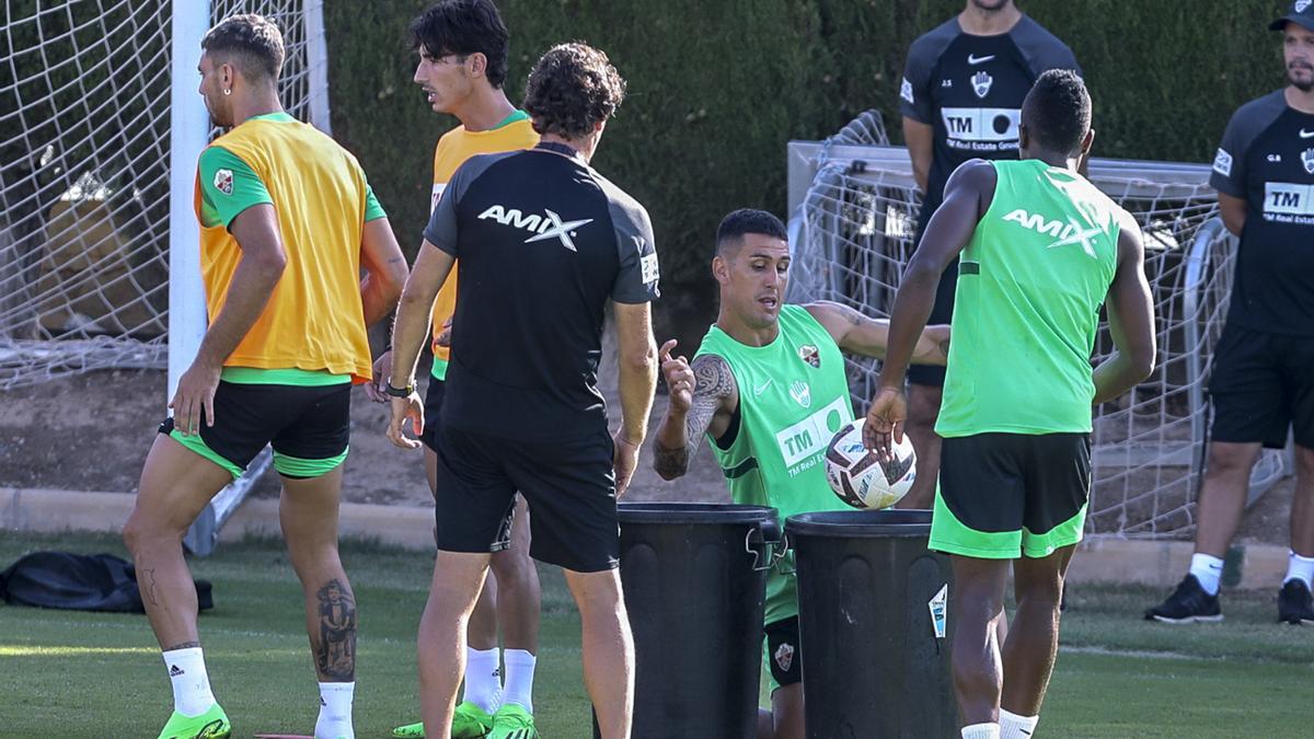 Los jugadores del Elche, durante el entrenamiento del pasado jueves