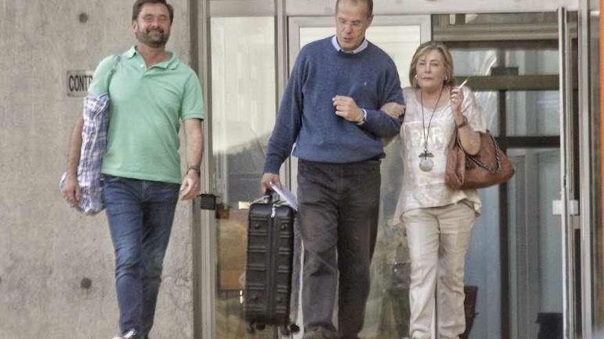 Pego, ayer, a su salida de la cárcel, junto a su mujer y Juan Díaz Arnau.