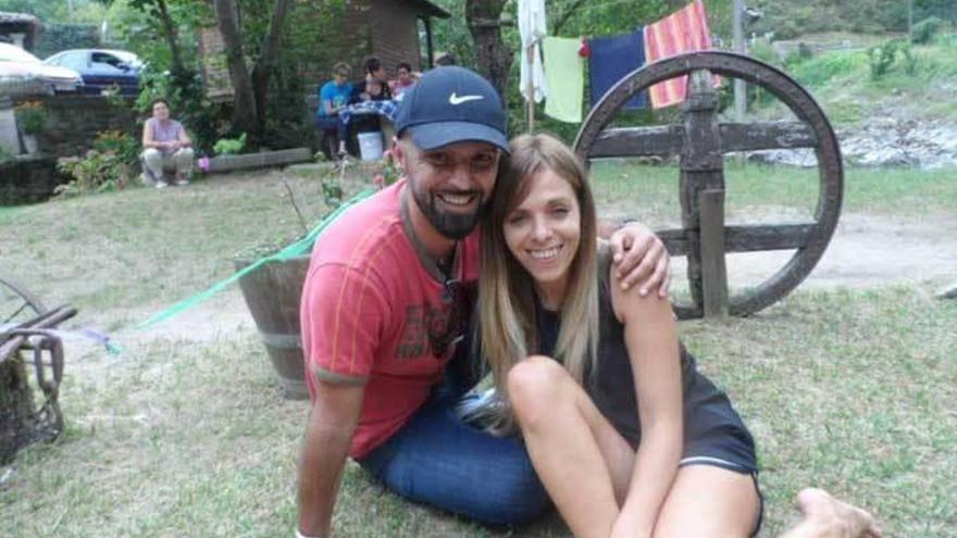 Marc del Valle y Susanna Gutiérrez, el día de San Juan de Tornín, junto al río Dobra.