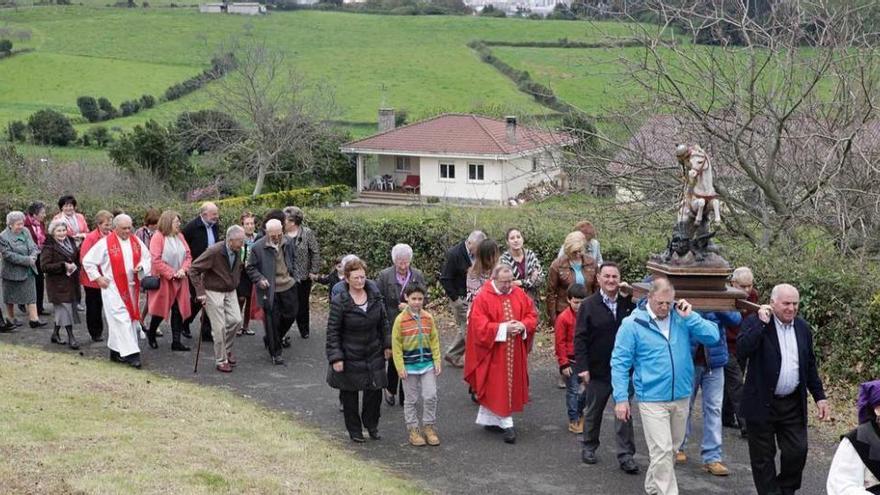 Procesión y vermú para despedir a San Jorge en Santurio