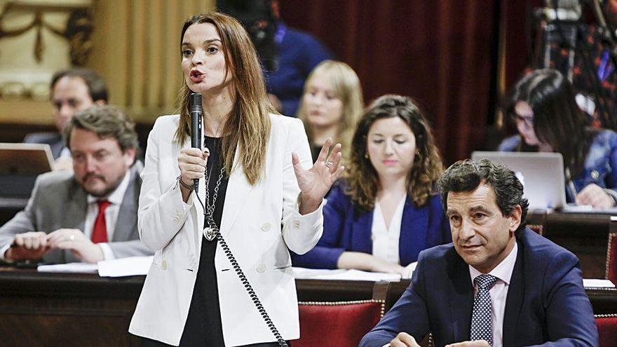 Marga Prohens, junto a Biel Company, se dirige a Armengol durante un pleno del Parlament.