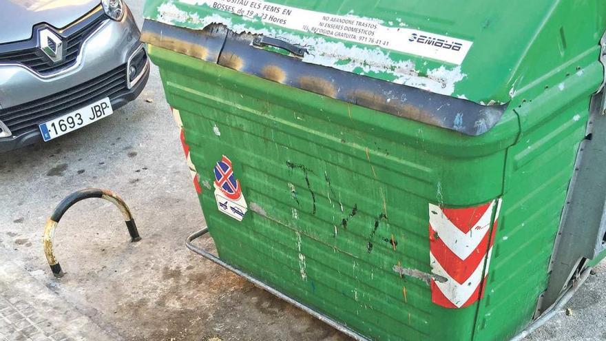 Piden sustituir los contenedores en mal estado y mejoras en la recogida de trastos