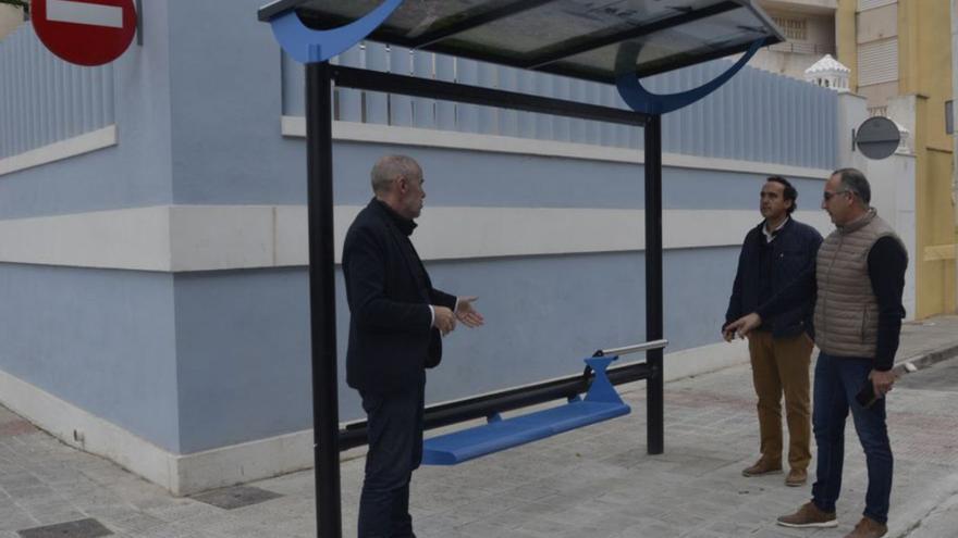 El alcalde, Wences Alós (i), visitó una de las nuevas marquesinas instaladas. | MIGUEL ÁNGEL SÁNCHEZ