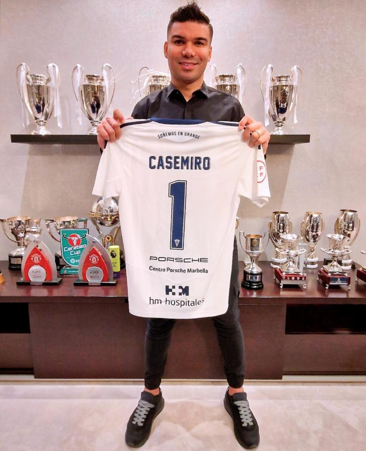 Casemiro posa con la camiseta del Marbella