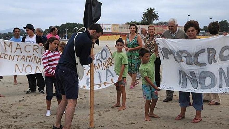 Uno de los ecologistas instaló una bandera negra en la desembocadura del Lagares.