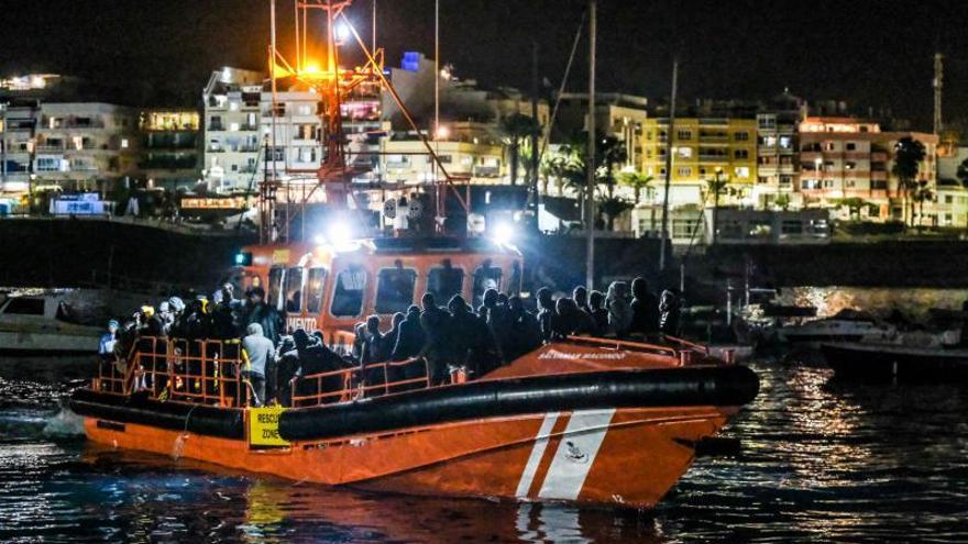 Trasladan a 222 migrantes al muelle de Arguineguín tras ser rescatados a bordo de cuatro pateras