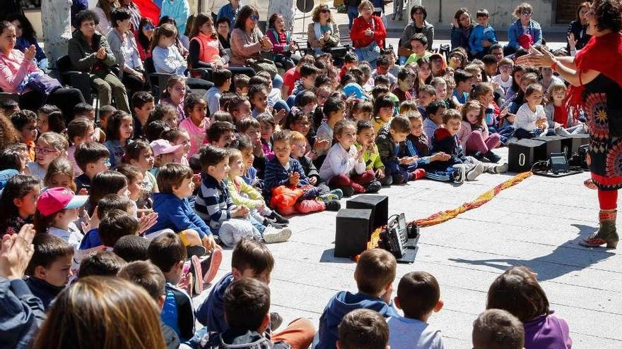 Charo Jaular, a la derecha, durante el cuentacuentos en la Plaza Mayor.