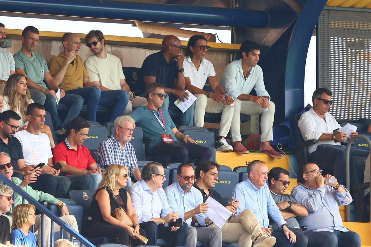 El embajador del Villarreal, Marcos Senna, ejerció de anfitrión ante la presencia de exfutbolistas y gente de fútbol en el palco, entre ellos, el excapitán amarillo Manu Trigueros.