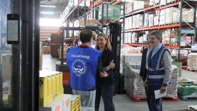 Conchita Ruiz durante su visita ayer al Banco de Alimentos del Segura. | CARM