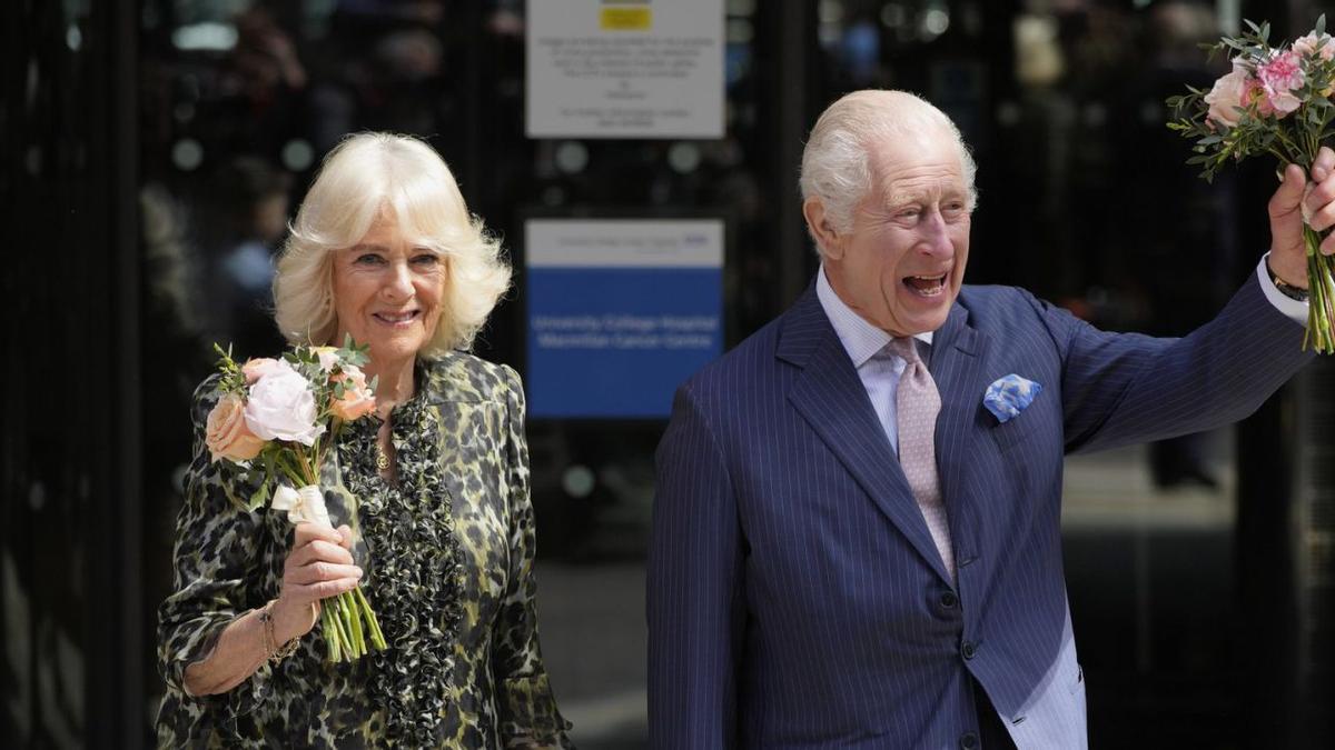 Carles III reapareix amb Camil·la en una visita a un centre contra el càncer | C