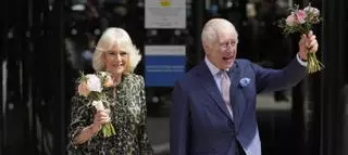 Carles III reapareix amb Camil·la en una visita a un centre contra el càncer